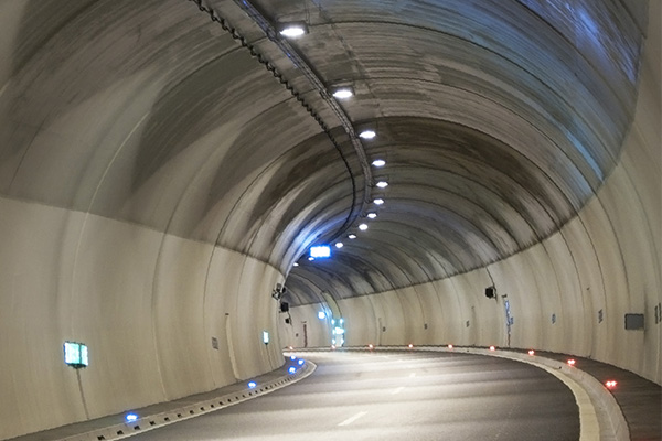 Choose LED tunnel lights to pay attention to those aspects?